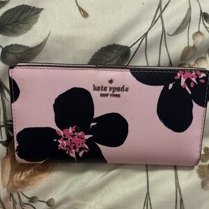 Kate Spade medium bi-fold wallet in excellent condition